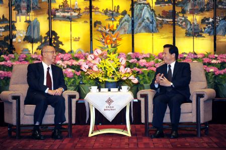 Liang Baohua (R), chief of the Jiangsu Provincial Committee of the Communist Party of China, meets with Chinese Kuomintang (KMT) Chairman Wu Poh-hsiung in Nanjing, capital of east China's Jiangsu Province, May 30, 2009. (Xinhua/Han Yuqing)