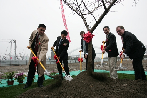 (From right) Simon Featherstone, the UK's project director for the Expo, Huang Jianzhi, deputy director of the Bureau of Shanghai World Expo Coordination, Chris Wood, deputy head of the British Embassy in China, Da Honghu, board chairman of Suzhong Construction Group Co Ltd, and Lu Haiqing, corporate relations director of Diageo (China), plant a ginkgo tree during the ceremony marking the start of construction for the British Pavilion yesterday, also Chinese Arbor Day.